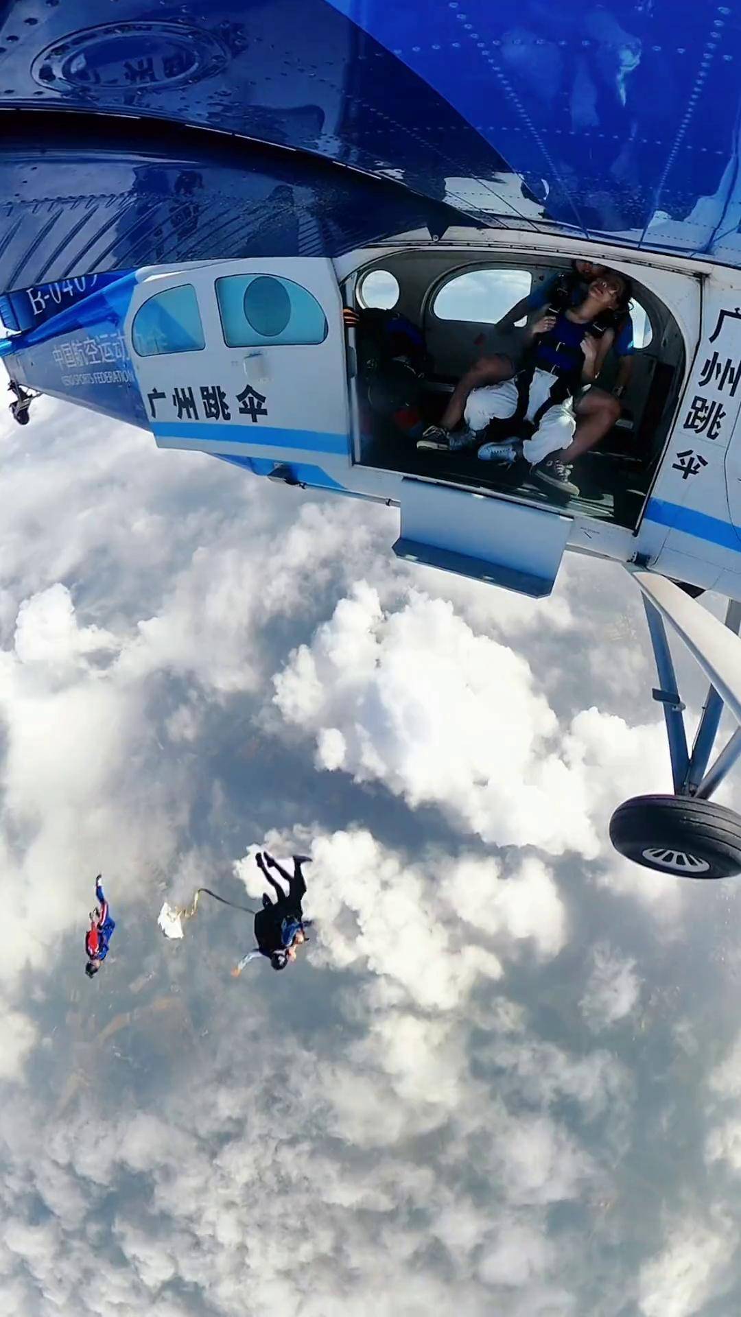 高空跳伞精彩表演，速度与勇气的极限需求的简单介绍